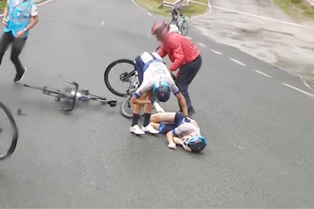 HARDT I BAKKEN: Carl Fredrik Hagen ble liggende på bakken og skrek i smerte etter velten, men fullførte likevel etappen. Foto: Skjermdump Eurosport HARDT I BAKKEN: Carl Fredrik Hagen ble liggende på bakken og skrek i smerte etter velten, men fullførte likevel etappen. Foto: Skjermdump Eurosport