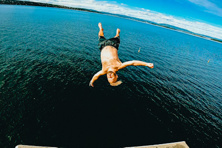 SHOWMAN: Simen Mathisen klemmer til med en dødse-molberger fra 10-eren. SHOWMAN: Simen Mathisen klemmer til med en dødse-molberger fra 10-eren.