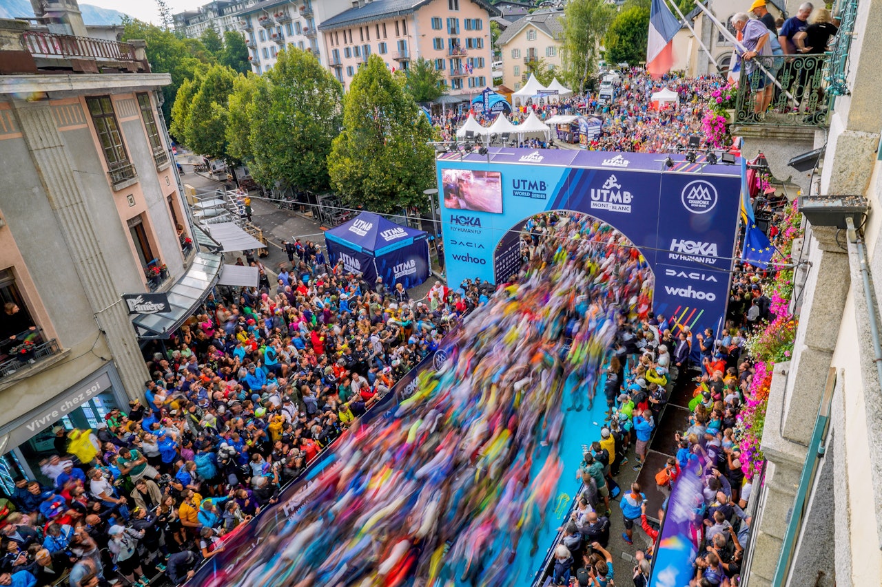 26. AUGUST 2022: Enorm oppslutning om løperne som legger ut på den lange løpeturen rundt Mont Blanc-massivet, i Frankrike, Italia og Sveits. Foto: UTMB 26. AUGUST 2022: Enorm oppslutning om løperne som legger ut på den lange løpeturen rundt Mont Blanc-massivet, i Frankrike, Italia og Sveits. Foto: UTMB