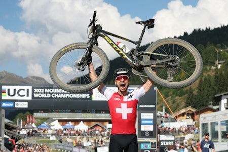 LEGENDE: Nino Schurter var en jaget mann i Mont-Sainte Anne. Den sveitsiske veteranen holdt likevel hodet kaldt og sikret seg sammenlagtseieren. Foto: Alexis Boichard/Agence Zoom