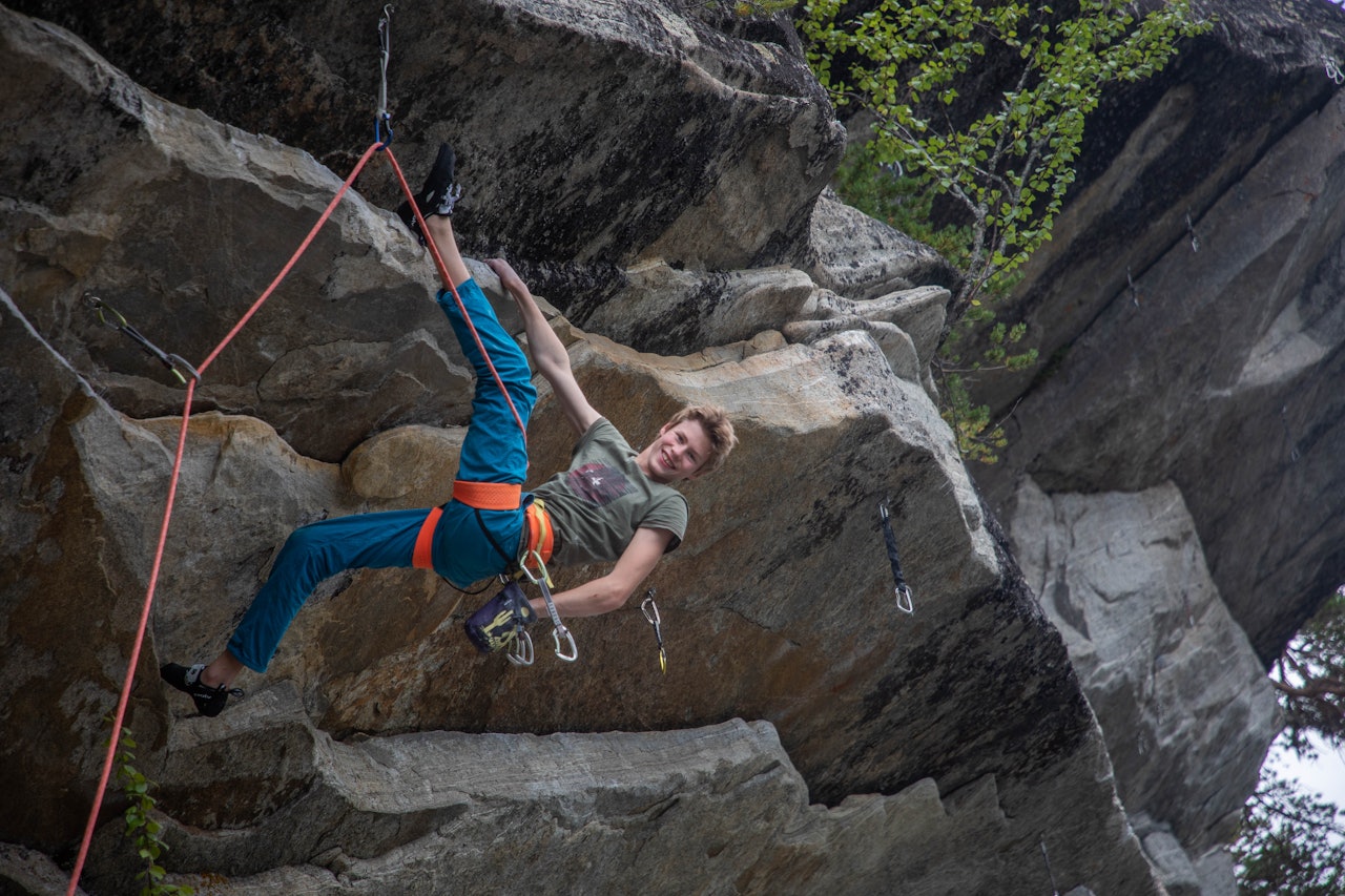 FORNØYD: Ingen 14-åring i Norden har klatret så hardt som Ola Vekve etter at han gikk Tortur (8b+) ved Molde i august. Her varmer han opp på Magic Mushroom (7+) i Oppdal. Foto: Tore Meirik