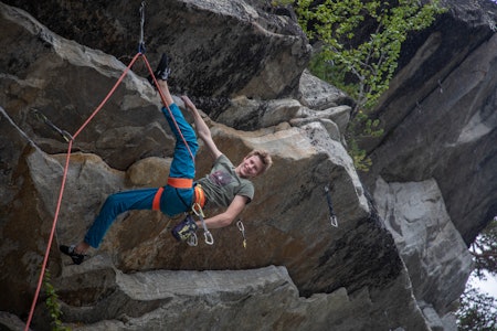 FORNØYD: Ingen 14-åring i Norden har klatret så hardt som Ola Vekve etter at han gikk Tortur (8b+) ved Molde i august. Her varmer han opp på Magic Mushroom (7+) i Oppdal. Foto: Tore Meirik