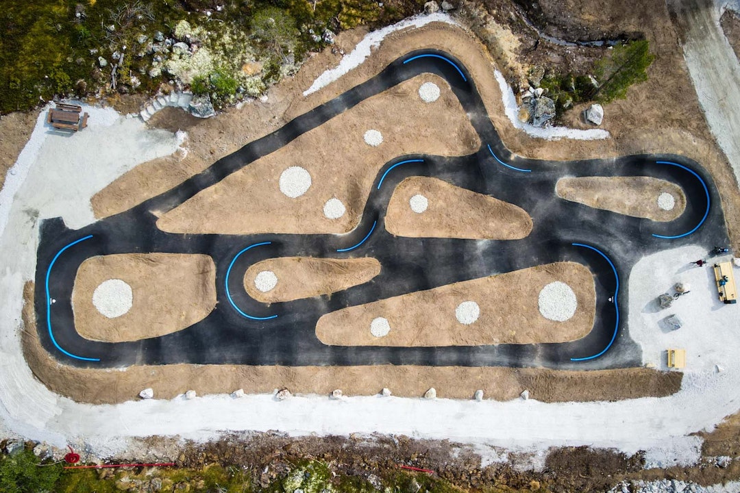 LEKEGRIND: Disse, altså pumptrackene, blir det stadig flere av. Foto: Lars Storheim/Hallingdal Rides annika pettersen pumptrack