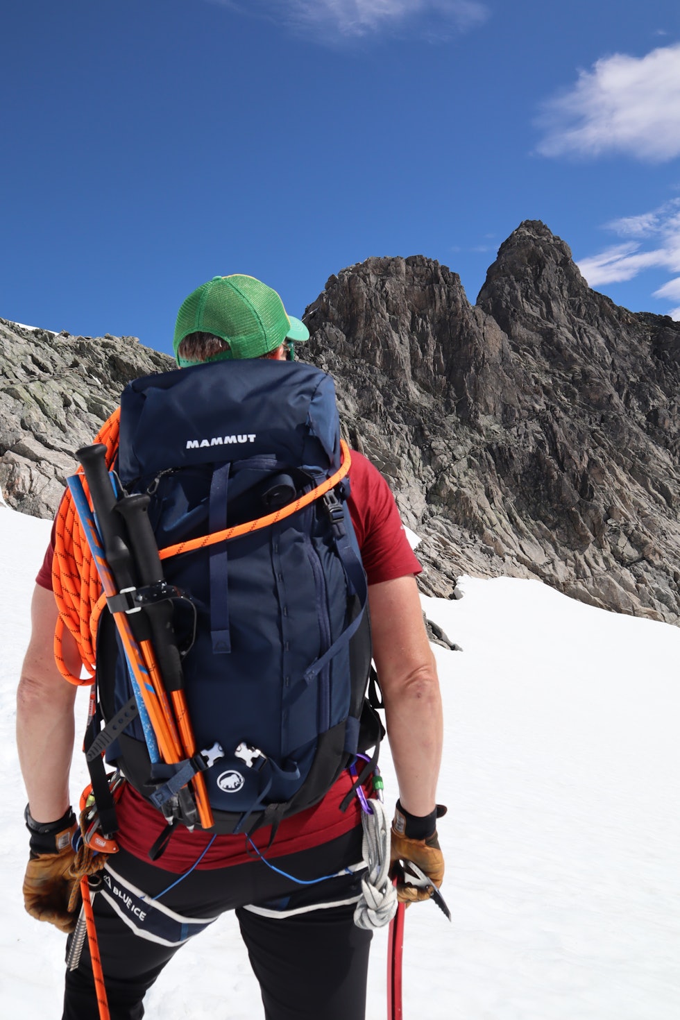 TEST: På tur med Mammut Trion 35 og gåstaver i isøksfestene. Foto: Siv-Elin Skogen TEST: På tur med Mammut Trion 35 og gåstaver i isøksfestene. Foto: Siv-Elin Skogen