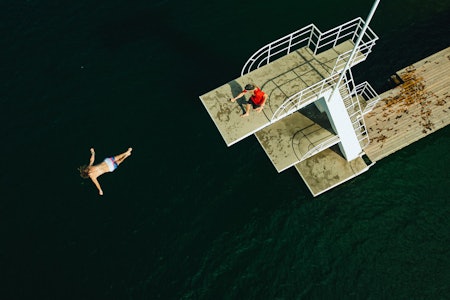 10 POENG: Ikke mye å utsette på dette hoppet, men dødseproff Anders Rox mener det er en del feller å gå i for de som vil lære seg å dødse. Foto: Christian Nerdrum 10 POENG: Ikke mye å utsette på dette hoppet, men dødseproff Anders Rox mener det er en del feller å gå i for de som vil lære seg å dødse. Foto: Christian Nerdrum
