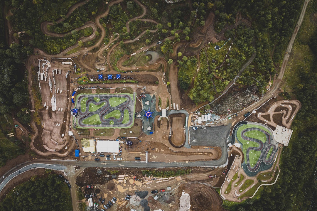 ENORM: Det står ikke på pumptrack-fasilitetene i Harstad Bike Park. Foto: Dan Griffiths | Moonhead Media harstad bike park