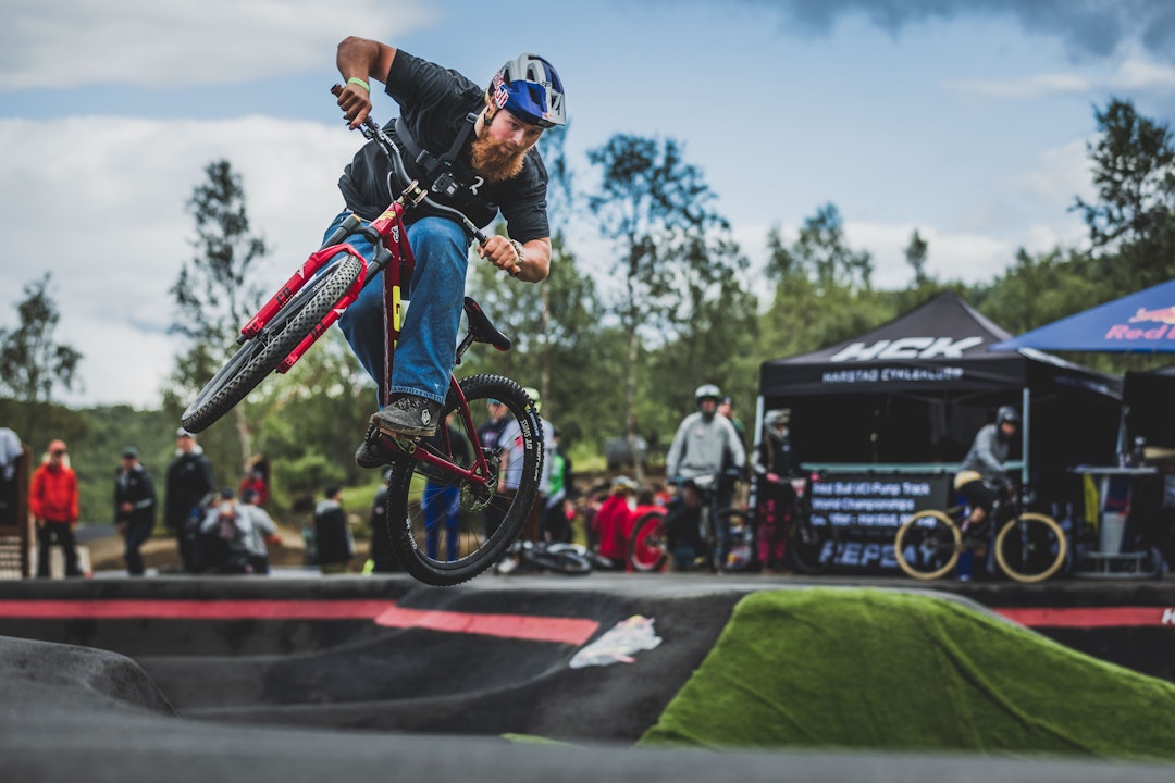 PÅ PLASS: Red Bull-syklist Brage Vestavik er ikke fremmed for en runde i pumptracken, og syklet for publikum i Harstad. Foto: Dan Griffiths | Moonhead Media harstad bike park