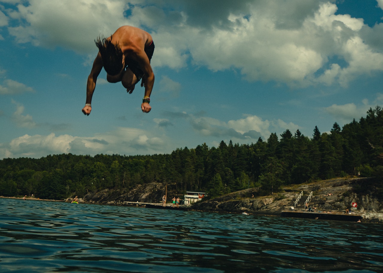 HARD LANDING: Har du ikke rett posisjon når du treffer vannoverflaten, vil du rett og slett på på en smell (dødser: Anders Rox). Foto: Christian Nerdrum HARD LANDING: Har du ikke rett posisjon når du treffer vannoverflaten, vil du rett og slett på på en smell (dødser: Anders Rox). Foto: Christian Nerdrum