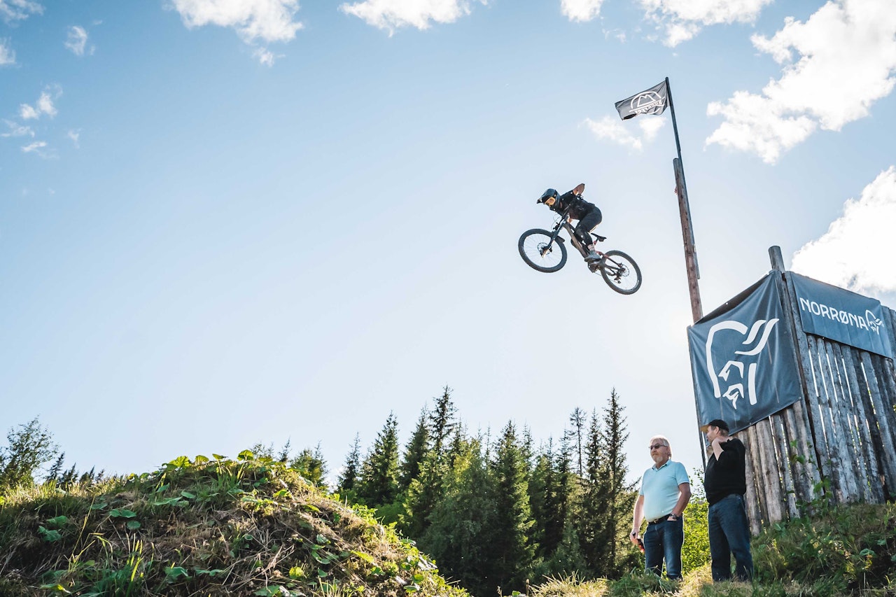 DRAR PÅ: Ingrid Lonar er en av mange syklister som stiller i Trysil for å lage show i helgen. Foto: Simon Fossheim. ingrid lonar b-rage sessions