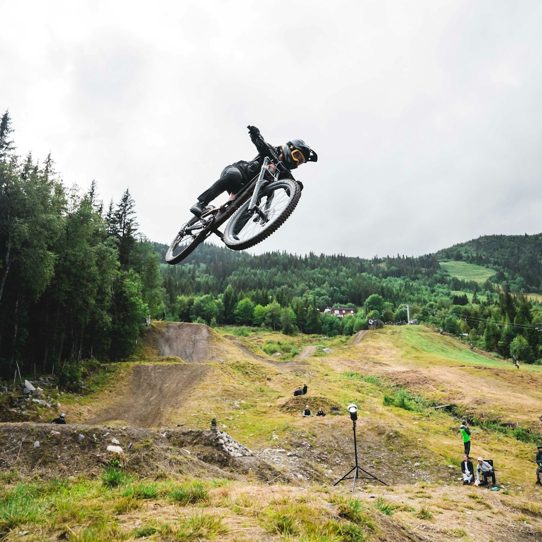 STORE HOPP: Ingrid Lonar ser fram til å få luft under hjulene i Trysil. Her fotografert i Ål under Huckfest. Foto: Simon Fossheim. ingrid lonar b-rage sessions