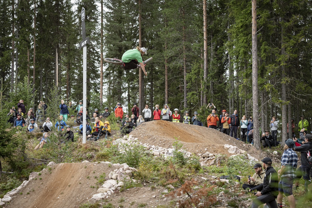 B-RAGE SJØL: Brage Vestavik har laget en løype i Trysil Bike Arena som inviterer til å dra på. Her er Vestavik selv foran publikumFoto: Ola Mattson. brage vestavik b-rage sessions