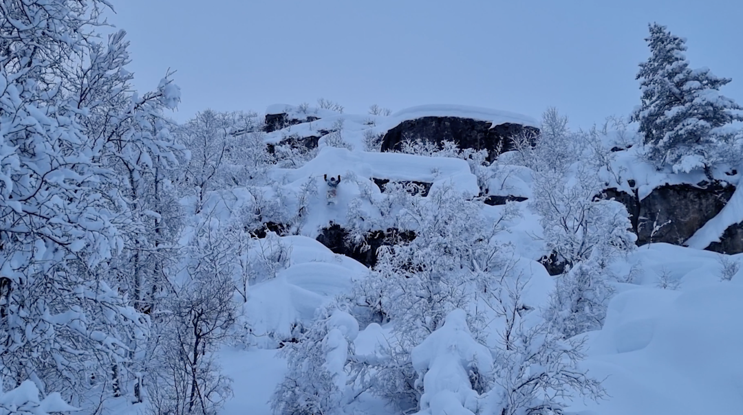 ARBEID: Lange og Lindkjølen har stort sett gjort det aller meste selv i Dimmu Topptur. Foto: Privat