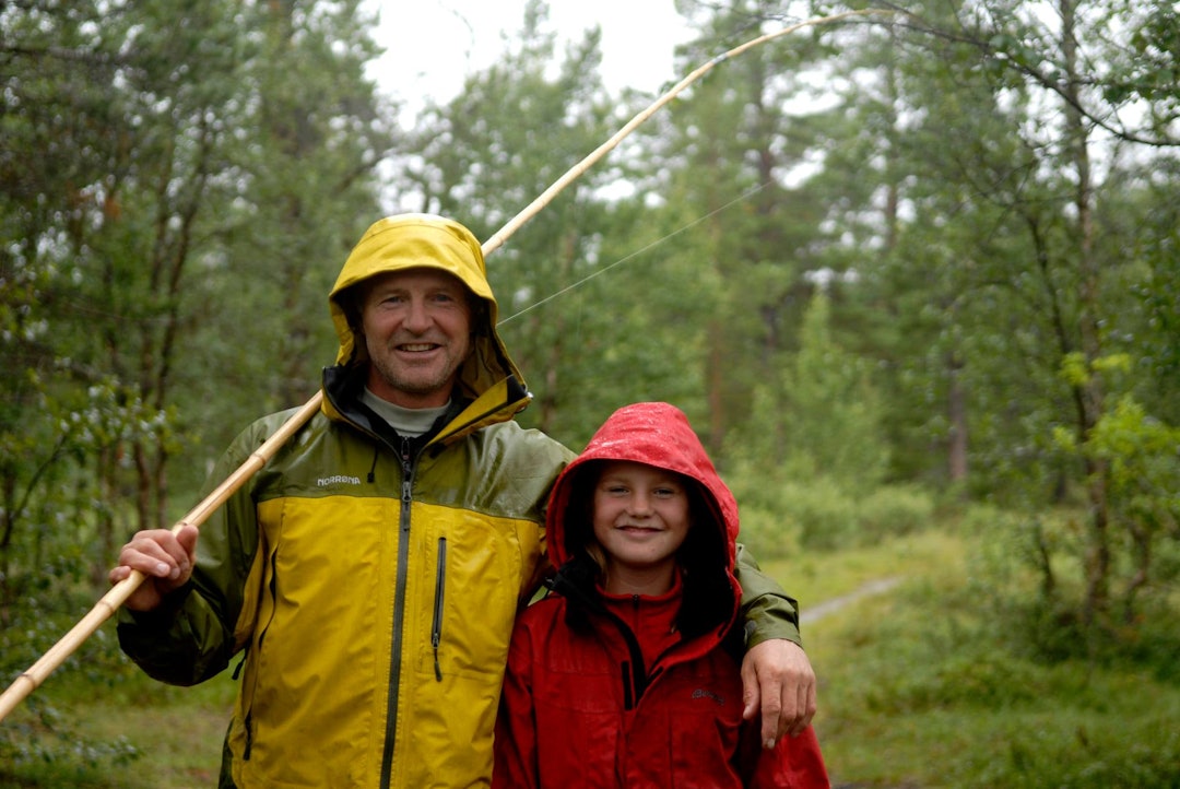 FISKETUR MED DATTEREN: Med Ingvill i Asbjørnsdalen. Jeg glemmer den aldri. Vi fikk ikke en eneste fisk. Men jeg glemmer den aldri. fisketur far og datter