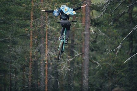LUFTIG: Isak Prange (14) er ikke redd for å dra på med sykkelen. Foto: Kristoffer H. Kippernes. isak prange b-rage sessions 2022