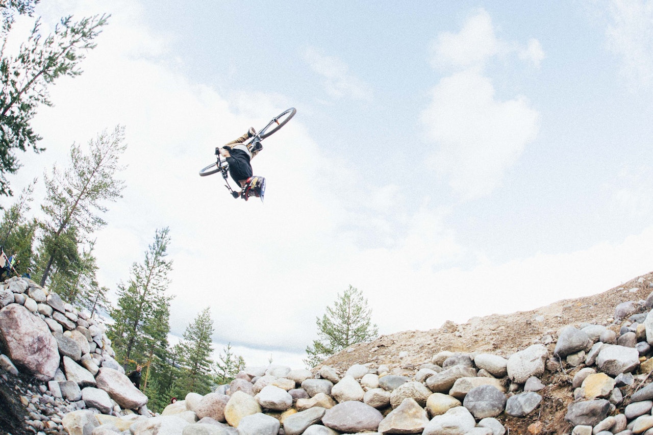 OPP-NED: Grunde Kvålseth var (som vanlig) å se mest opp-ned i lufta over hoppene i Trysil. Foto: Kristoffer H. Kippernes b-rage sessions 2022