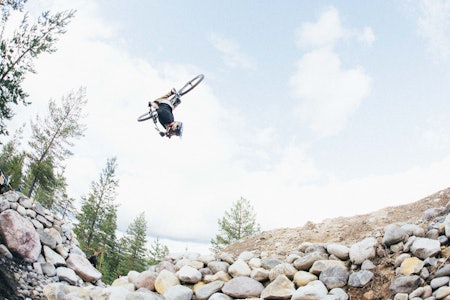 OPP-NED: Grunde Kvålseth var (som vanlig) å se mest opp-ned i lufta over hoppene i Trysil. Foto: Kristoffer H. Kippernes b-rage sessions 2022