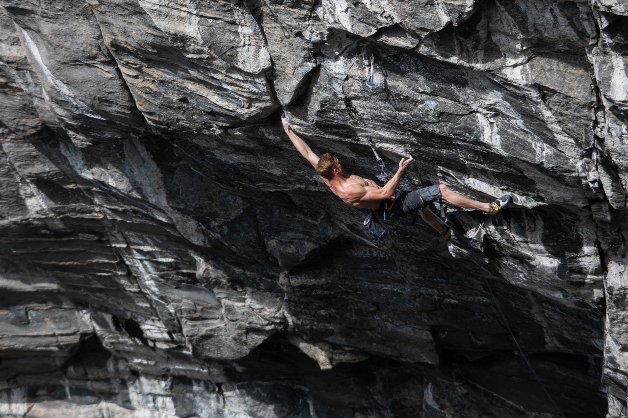 PROJECT BIG: Jakob Schubert prosjekterer Adam Ondras monster-prosjekt i Hanshallaren. Foto: Tore Meirik