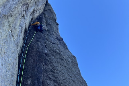FRIBESTIGNING: Pete Whittaker på 5. taulengde. Rutas første 8- taulengde, som spiser små kiler. Foto: Jon Egil Auestad klatring