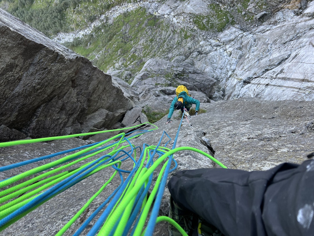 Pete Whittaker følger rutas 3. taulengde. Fin 7´er.