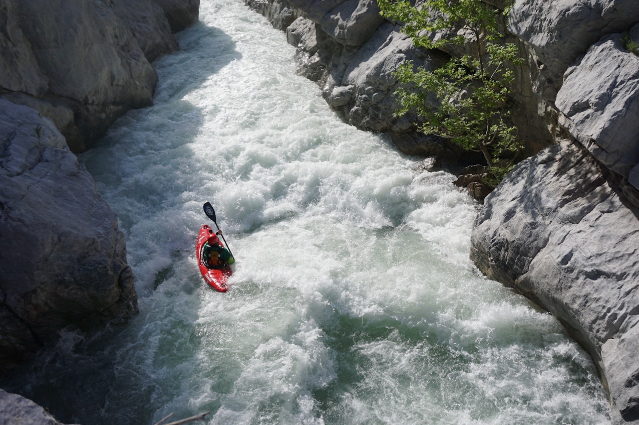 DRAMA: Eirik Hansen på vei inn i Manavgat-juvet i Tyrkia, hvor det ble mildt sagt dramatisk. Filmen om det hele ser du på Fri Flyt Utefilm. DRAMA: Eirik Hansen på vei inn i Manavgat-juvet i Tyrkia, hvor det ble mildt sagt dramatisk. Filmen om det hele ser du på Fri Flyt Utefilm.
