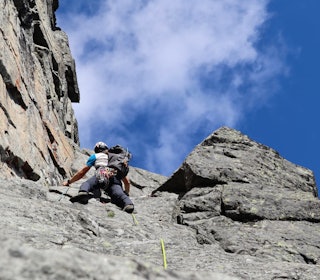 HØYDEPUNKT: Svaet forbi det lyse feltet midt i veggen er både fast, fint, lettsikret og ganske enkelt. Midt i en stor fjellvegg omringet av noen av de fineste fjellene i Norge. Foto: Siv-Elin Skogen HØYDEPUNKT: Svaet forbi det lyse feltet midt i veggen er både fast, fint, lettsikret og ganske enkelt. Midt i en stor fjellvegg omringet av noen av de fineste fjellene i Norge. Foto: Siv-Elin Skogen