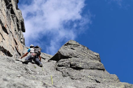 HØYDEPUNKT: Svaet forbi det lyse feltet midt i veggen er både fast, fint, lettsikret og ganske enkelt. Midt i en stor fjellvegg omringet av noen av de fineste fjellene i Norge. Foto: Siv-Elin Skogen HØYDEPUNKT: Svaet forbi det lyse feltet midt i veggen er både fast, fint, lettsikret og ganske enkelt. Midt i en stor fjellvegg omringet av noen av de fineste fjellene i Norge. Foto: Siv-Elin Skogen