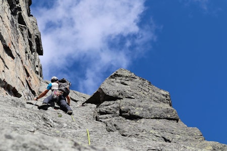 HØYDEPUNKT: Svaet forbi det lyse feltet midt i veggen er både fast, fint, lettsikret og ganske enkelt. Midt i en stor fjellvegg omringet av noen av de fineste fjellene i Norge. Foto: Siv-Elin Skogen