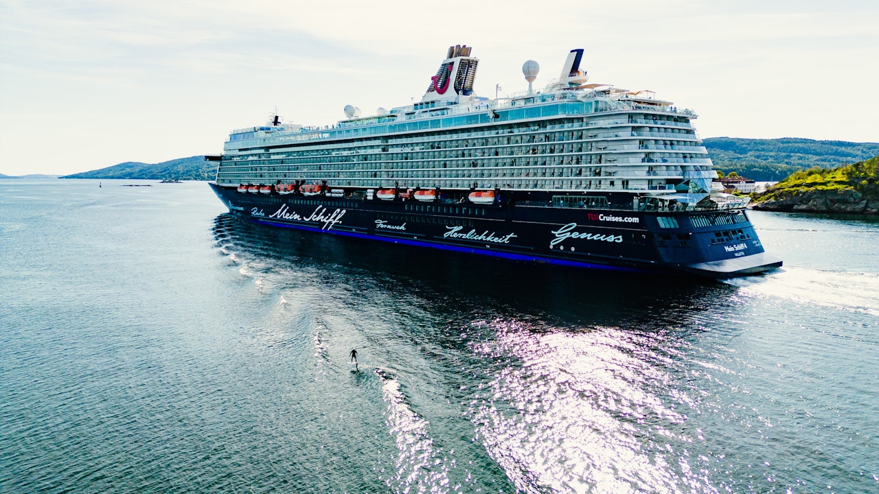 CRUISER CRUISESKIPET: – I dag var det en sykt bra tysk båt. Mein.. et eller annet. Den gikk jo «hur långt som helst». Jeg kunne sikkert stått helt til Tyskland, sier foilsurfer Sebastian Kjellström. Foto: Christian Nerdrum CRUISER CRUISESKIPET: – I dag var det en sykt bra tysk båt. Mein.. et eller annet. Den gikk jo «hur långt som helst». Jeg kunne sikkert stått helt til Tyskland, sier foilsurfer Sebastian Kjellström. Foto: Christian Nerdrum