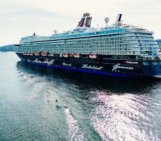 CRUISER CRUISESKIPET: – I dag var det en sykt bra tysk båt. Mein.. et eller annet. Den gikk jo «hur långt som helst». Jeg kunne sikkert stått helt til Tyskland, sier foilsurfer Sebastian Kjellström. Foto: Christian Nerdrum CRUISER CRUISESKIPET: – I dag var det en sykt bra tysk båt. Mein.. et eller annet. Den gikk jo «hur långt som helst». Jeg kunne sikkert stått helt til Tyskland, sier foilsurfer Sebastian Kjellström. Foto: Christian Nerdrum