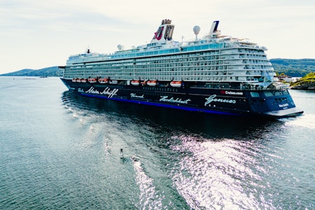 CRUISER CRUISESKIPET: – I dag var det en sykt bra tysk båt. Mein.. et eller annet. Den gikk jo «hur långt som helst». Jeg kunne sikkert stått helt til Tyskland, sier foilsurfer Sebastian Kjellström. Foto: Christian Nerdrum CRUISER CRUISESKIPET: – I dag var det en sykt bra tysk båt. Mein.. et eller annet. Den gikk jo «hur långt som helst». Jeg kunne sikkert stått helt til Tyskland, sier foilsurfer Sebastian Kjellström. Foto: Christian Nerdrum