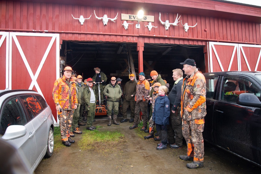 Jaktstart. Tradisjonen tro møtes Damåsen jaktlag på Evsjø, her planlegges dagens jakt.