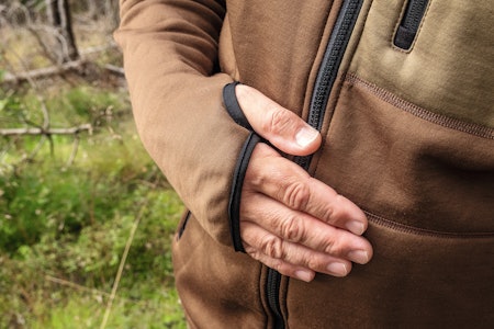 Gode detaljer: Med tommelhull og skråskjæring over håndbaken gir Aclima Woolshell Jacket god lunk når du sitter på post. tommelhull på aclima woolshell jacket