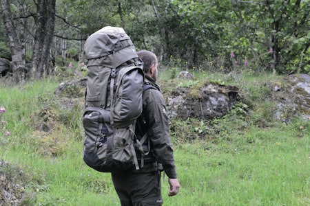 130 L RYGGSEKK: Bergans Alpinist 130 rommer mer enn mange trenger på jakt. jeger med Bergans Alpinist 130 ryggsekk på ryggen