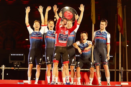 SEIER: Remco Evenepoel og lagkameratene i Quick-Step Alpha Vinyl jubler for sammenlagtseier i Vuelta a España 2022. Foto: Cor Vos SEIER: Remco Evenepoel og lagkameratene i Quick-Step Alpha Vinyl jubler for sammenlagtseier i Vuelta a España 2022. Foto: Cor Vos