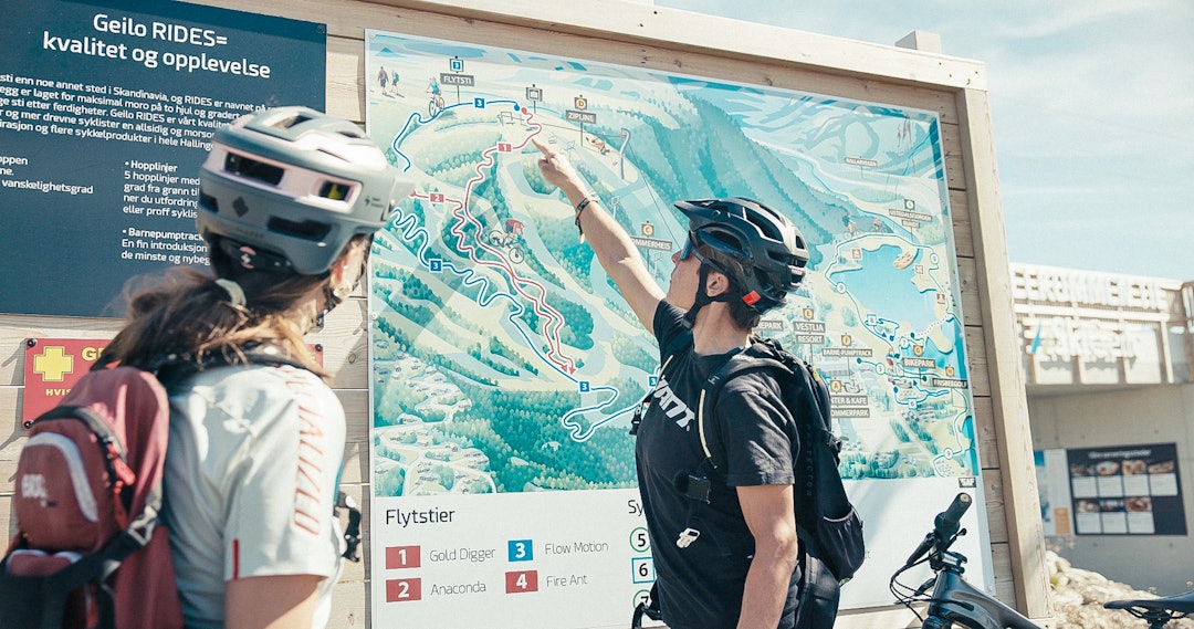 TRE RØD OG ÉN BLÅ: Ut fra toppen av fire-seteren i Vestlia går den nå fire flytstier som kan kombineres på forskjellige måter. Foto: Håkon Mæland TRE RØD OG ÉN BLÅ: Ut fra toppen av fire-seteren i Vestlia går den nå fire flytstier som kan kombineres på forskjellige måter. Foto: Håkon Mæland