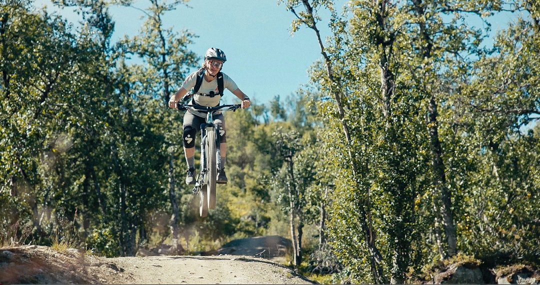 RUNA I LUFTA: Det er seks utforstier, som kan kombineres på mange ulike måter. Runa Buene tar gjerne rutene som inkluderer lufting av hjul. Foto: Håkon Mæland RUNA I LUFTA: Det er seks utforstier, som kan kombineres på mange ulike måter. Runa Buene tar gjerne rutene som inkluderer lufting av hjul. Foto: Håkon Mæland
