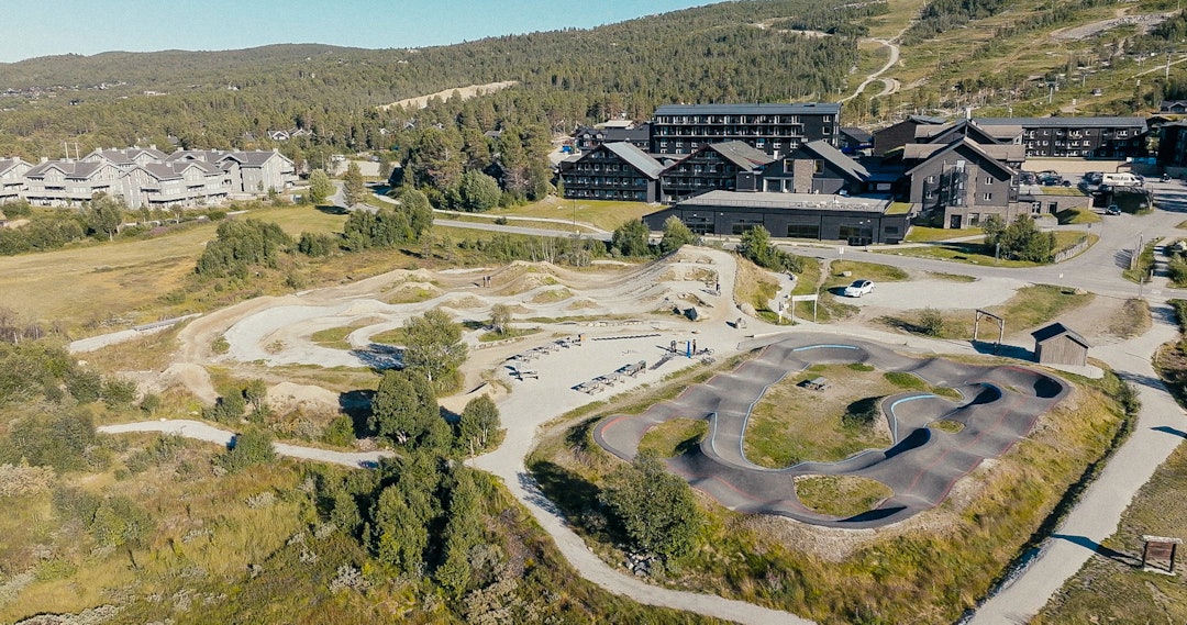 SYKKELSENTRUM: Sykkelarenaen i Geilo har pumptrack og hopplinje. Herfra begynner også en rekke stier. Heisen ligger også rett i nærheten. Foto: Håkon Mæland SYKKELSENTRUM: Sykkelarenaen i Geilo har pumptrack og hopplinje. Herfra begynner også en rekke stier. Heisen ligger også rett i nærheten. Foto: Håkon Mæland
