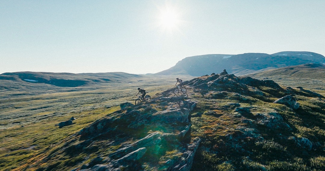 SYKLING I HØYDEN: Høyfjellsyklingen på Geilo gir luftige opplevelser med utsikt til både Havsdalen og Hallingskarvet. Foto: Håkon Mæland