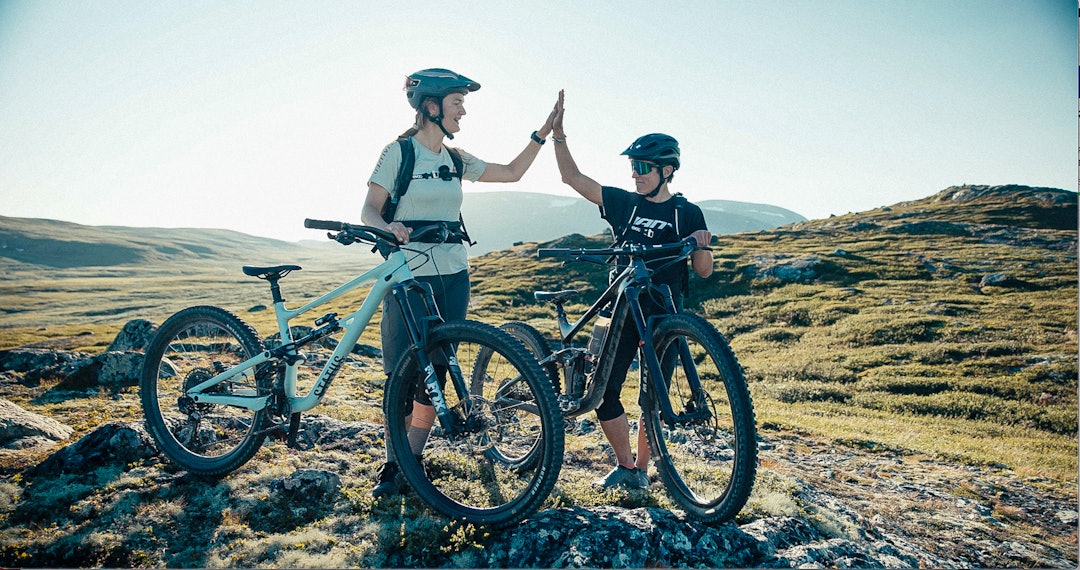 SMACK: En obligatorisg høy femmer etter endt sykkeltur mellom Runa Buene og Nina Gassler. Foto: Håkon Mæland SMACK: En obligatorisg høy femmer etter endt sykkeltur mellom Runa Buene og Nina Gassler. Foto: Håkon Mæland