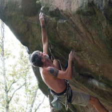 PEILING: Gudmund Grønhaug er godt kjent i Bohuslän. Her klatrer han i Granitgrottan. Foto: Privat PEILING: Gudmund Grønhaug er godt kjent i Bohuslän. Her klatrer han i Granitgrottan. Foto: Privat