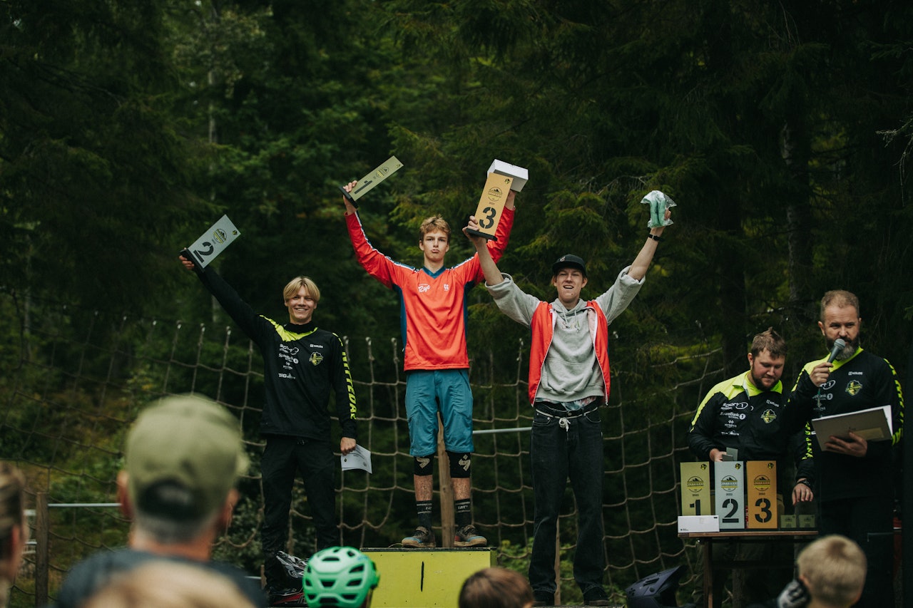 PALLEN: Pallen i Gutter 15-16 år; Noah Heieren, Markus Skeie-Lebreux, og Eskil Hafskjold. Foto: Leo Solland. nittedal ungdomsenduro