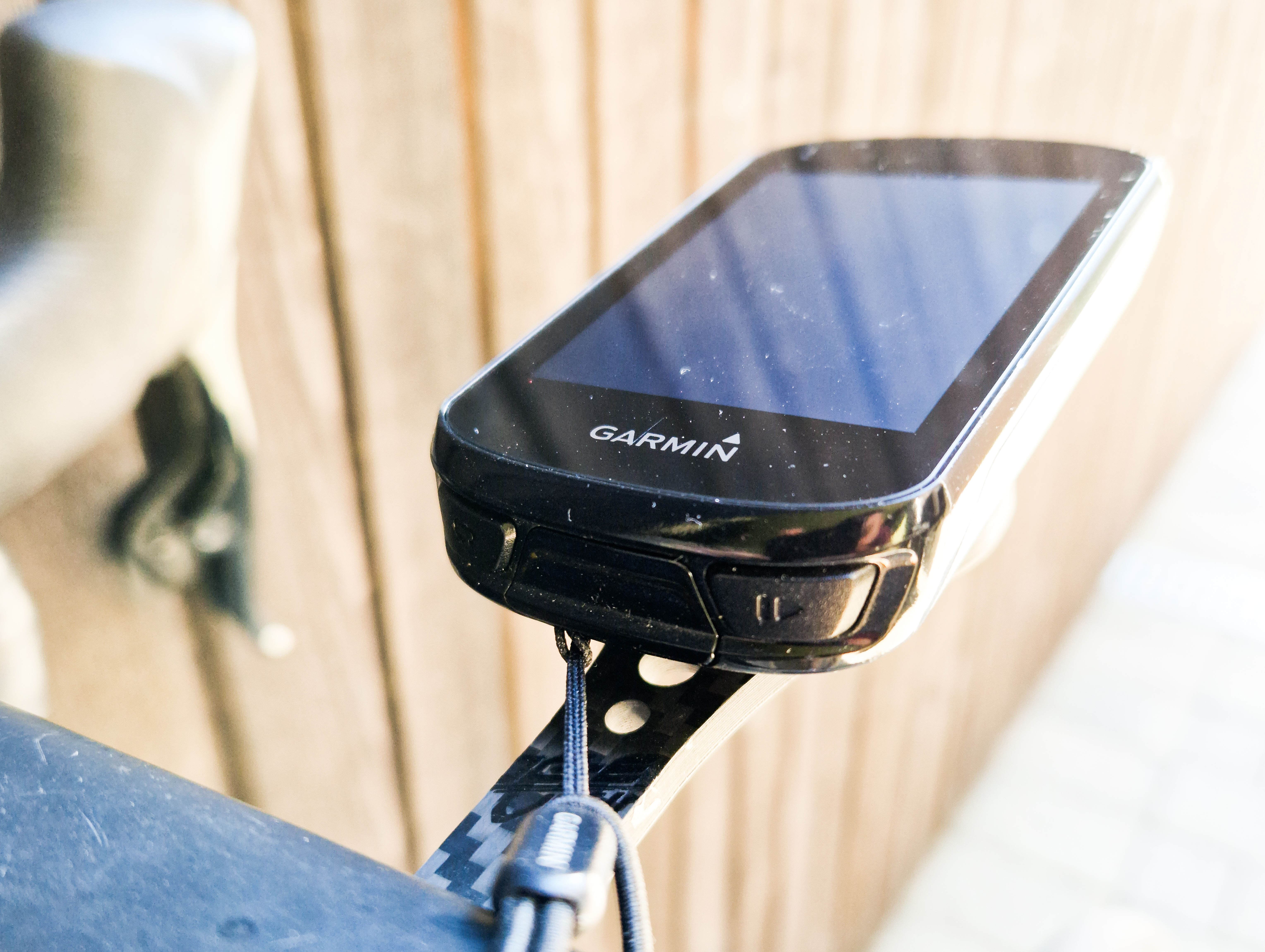 TRE FYSISKE KNAPPER: Knapper for start/stopp og runde (lap) på undersiden, av/på på venstresiden. Foto: Knut Andreas Lone