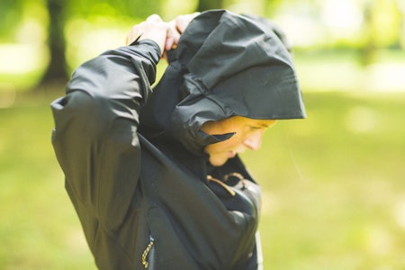 Fjällräven Keb Eco-Shell er en moderne, teknisk skalljakke for helårsbruk. Foto: Kristoffer H. Kippernes Fjällräven Keb Eco-Shell skalljakke test regnsett utemagasinet turklær