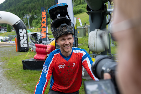 ER TILBAKE: Etter noen tøffe sesonger er Simen Smestad virkelig tilbake, og har imponert både i IXS Downhill Cup og verdenscup denne sesongen. Foto: Tor Einar Wahl ER TILBAKE: Etter noen tøffe sesonger er Simen Smestad virkelig tilbake, og har imponert både i IXS Downhill Cup og verdenscup denne sesongen. Foto: Tor Einar Wahl