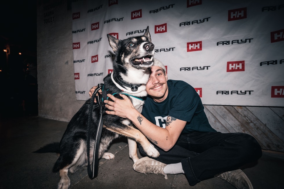 Det er ikke mange foto av Simon på Touren, men her er han avbilda med ei bikkje i Henningsvær på Touren i 2021! Det er ikke mange foto av Simon på Touren, men her er han avbilda med ei bikkje i Henningsvær på Touren i 2021!