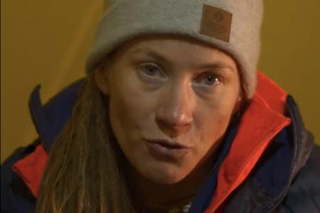 BER OM HJELP: I en ny video ber Kristin Harila om hjelp for å få til siste del av klatreprosjektet. Foto: Skjermdump Kristin Harila.