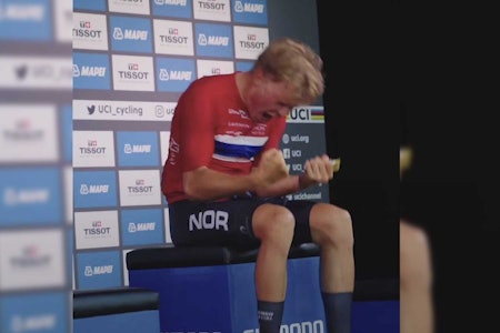 HER BLIR DET KLART: Tobias Foss jubler etter at det blir klart at han er verdensmester på tempo. Foto: UCI