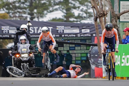 DUNDRET I BAKKEN: Annemiek van Vleuten veltet bare kort tid etter start på mixed stafetten i Wollongong. Foto: Cor Vos DUNDRET I BAKKEN: Annemiek van Vleuten veltet bare kort tid etter start på mixed stafetten i Wollongong. Foto: Cor Vos