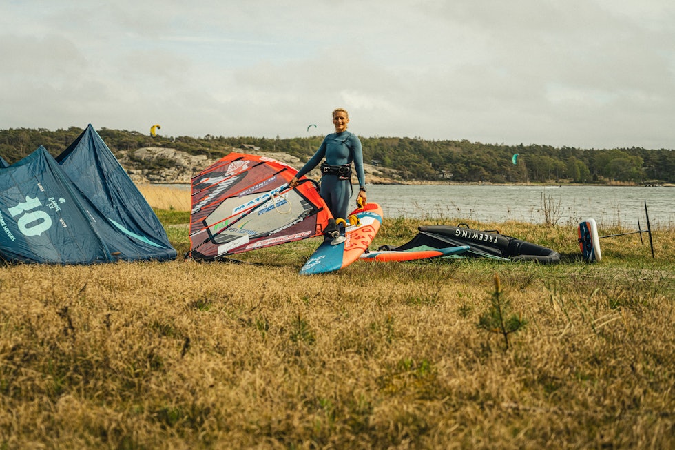 ET LIV I VINDEN: Selv om freestyle windsurfing er hovedgrenen, har Oda Johanne bestemt seg for å drive med alle (vann)vindsporter som kan bedrives. Foto: Christian Nerdrum