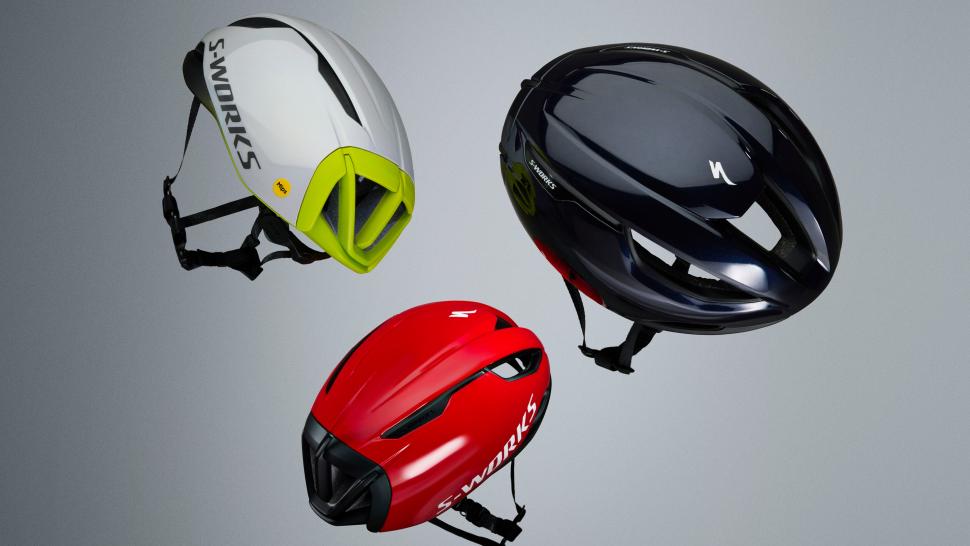 FORSKJELLIGE FARGEVALG: Hvit, med en limefarge bak, sort, og rød med sort bak, er blant de fargene du kan velge mellom på den nye Evade. Foto: Specialized